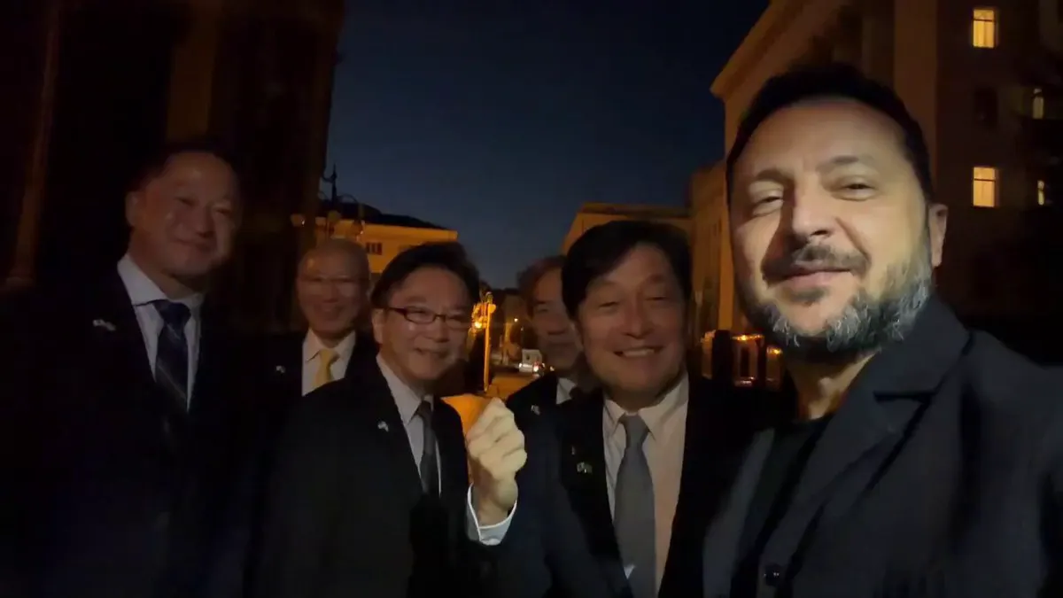 日本🇯🇵国家代表团秘密访问乌克兰！ 跟泽林斯基重现战时经典自拍场景。 · Inty News