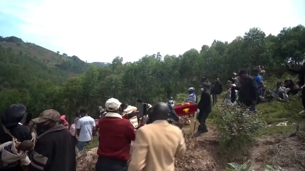 刚果（金）持续的埃博拉疫情死亡人数已达4000人。 一名母亲和她尚未出生的婴儿被安葬。 · Inty News
