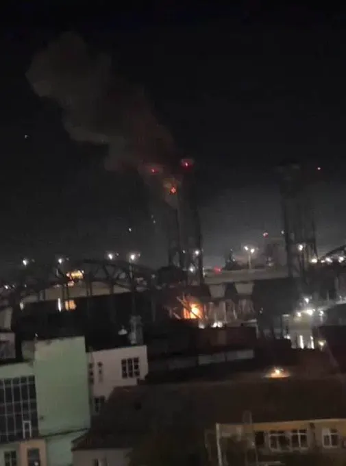 乌克兰无人机夜间袭击俄罗斯顿河畔罗斯托夫，击中顿河上的罗斯托夫—巴泰斯克铁路开启桥升降装置，导致一条关键南北铁路干线停运。 同一波袭击还命中新沙赫京斯克工厂相… · Inty News