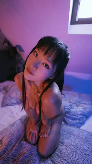 一緒に寝ますか？ 💜 Wanna share the bed with me? · JuneLiu SpicyGum🍬