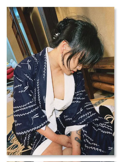 当羞耻被撕开，克制被打破 我就这样，真实的面对着你 毫无保留 📸@freak_shibari · Sixfire🔥