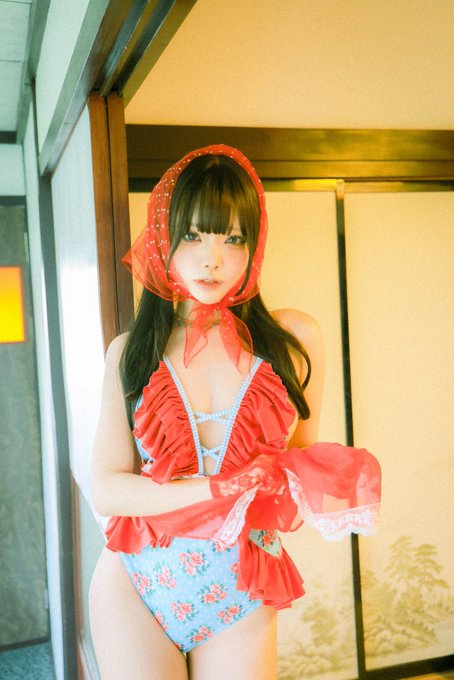 【告知】水羽えとのロリィタの可愛い姿とノスタルジック？なグラビアの二つが楽しめる写真集‼︎超超おすすめです‼️‼️‼️ 一緒にお出かけしてるような気分になれる… · 水羽えと@C108(日)南a-18ab