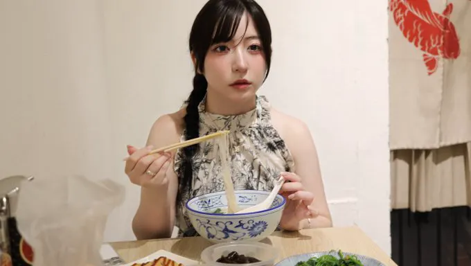お昼何食べてますかー！ · 麻倉瑞季