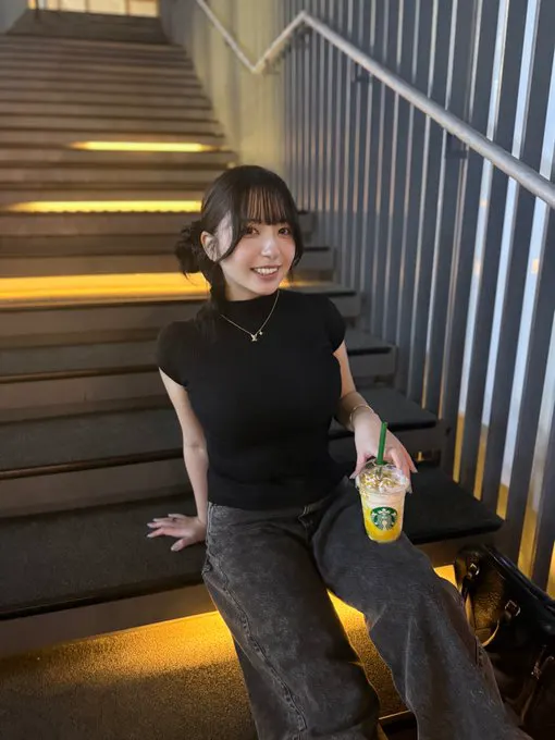 蜜芋フラぺ美味しすぎてにこにこ · 麻倉瑞季