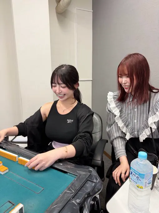 この間麻雀会に参加してきたよ～🀄 菅原千瑛プロに後ろで教えて貰いながら打たせてもらいました……🙇‍♀️ すごく贅沢体験✨️ ときちゃん誘ってくれてありがとう😭… · 麻倉瑞季