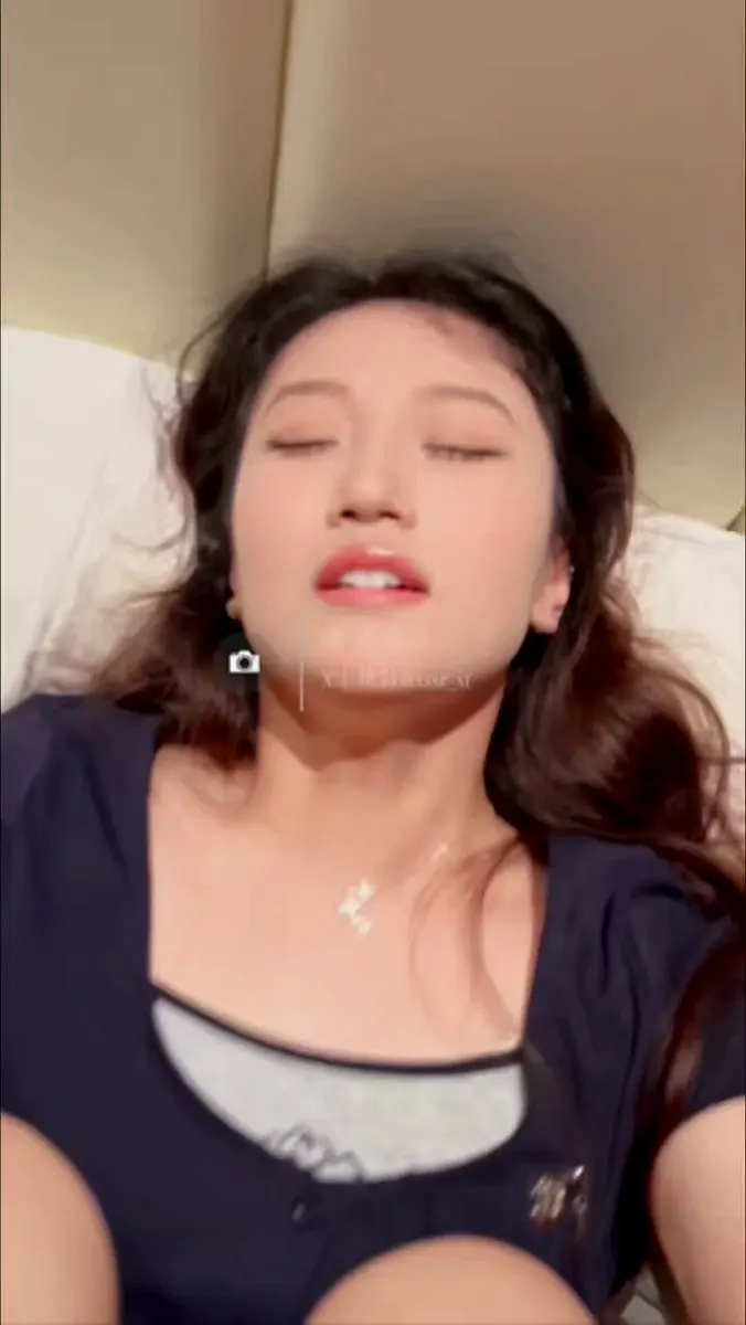 昨晚到现在几乎没停过。她身体软得离谱，也耐得离谱。 凑近时先是呼吸贴上来，柔软的唇瓣含住，舌尖慢慢裹着往里收，吞吐得又深又稳，包裹感紧而温热，像整张嘴都在仔细… · 像素诗人🦋