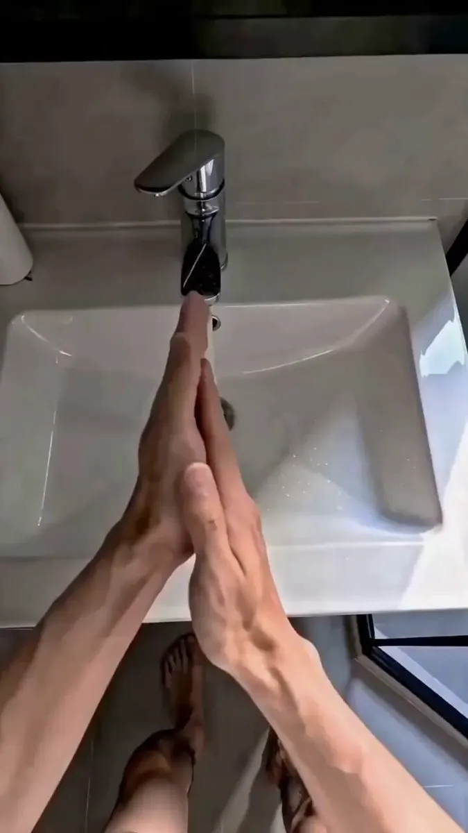 AI色情短剧《透明人》上集，男主一觉醒来成了透明人，去了女浴室，然后… · 阿莲🪷AI色情短剧