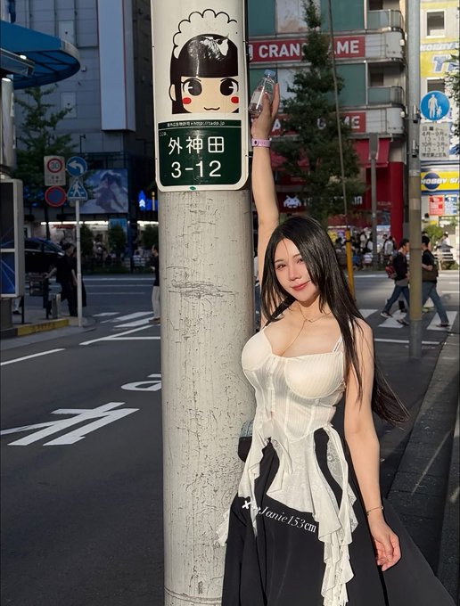 路牌上有好大的可愛女僕頭像🩷 好想住在秋葉原裡面哈哈哈 #akihabara #tokyo #OOTD · 泥JANiE | Jane.lin