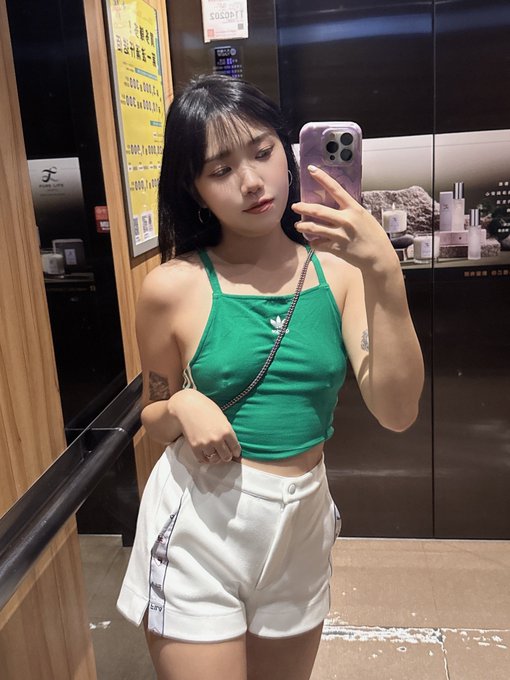 有人也在台中勤美避雨嗎？ · Lunana