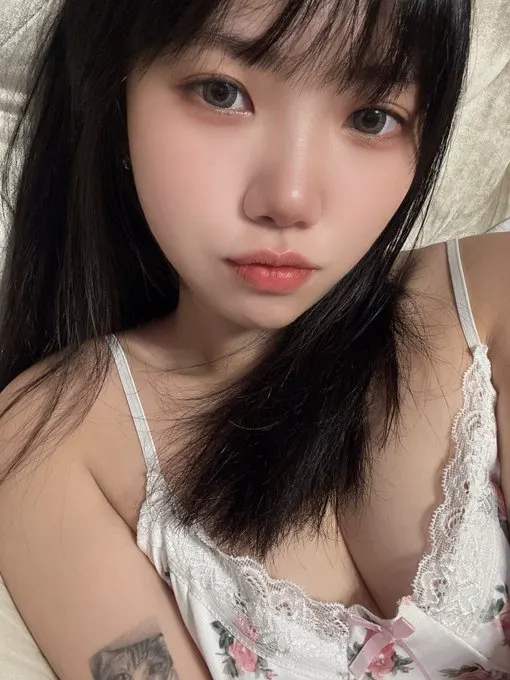 男生真的會把喜歡的女生照片存下來嗎？(ฅ́ᗜฅ̀*) · Lunana