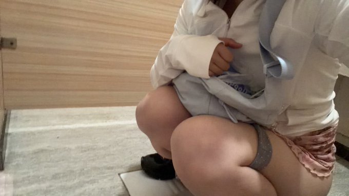 嘿嘿换了火龙果色的指甲油 · 海克斯科技