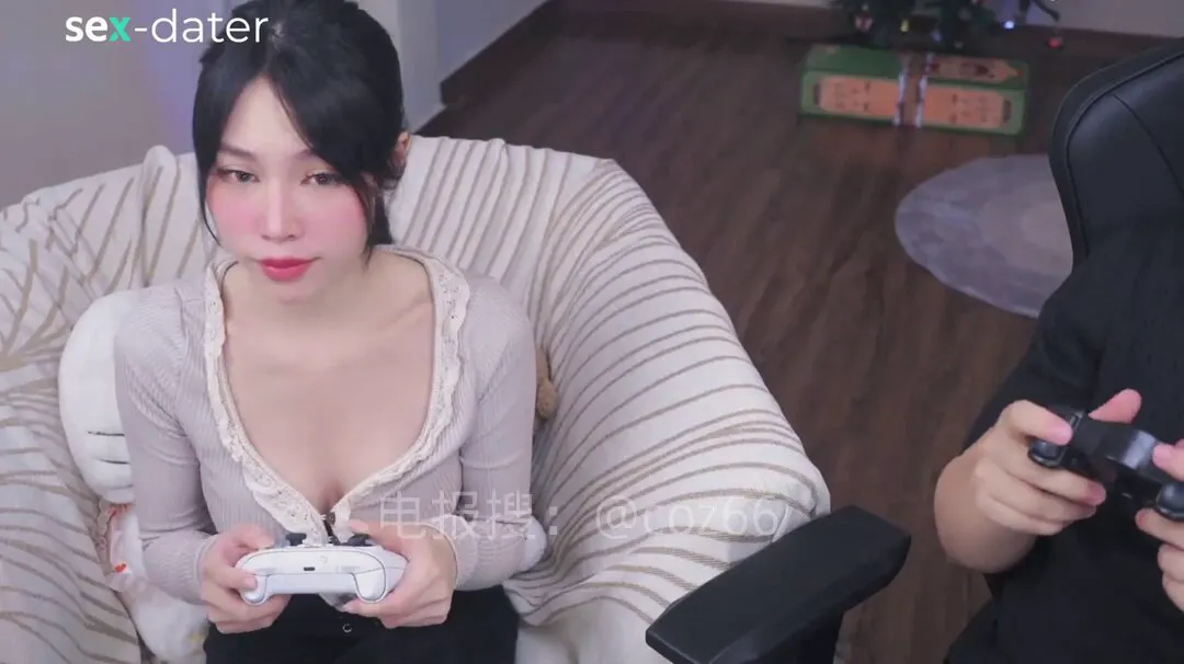 和泰国女友一起窝在家里打游戏🎮🇹🇭 本来想认真赢一局，结果她一直在旁边笑我😂 “เล่นด้วยกันไหม?” 一起玩嘛～🤭 @chase_psz @cha… · 野寻Cecilia