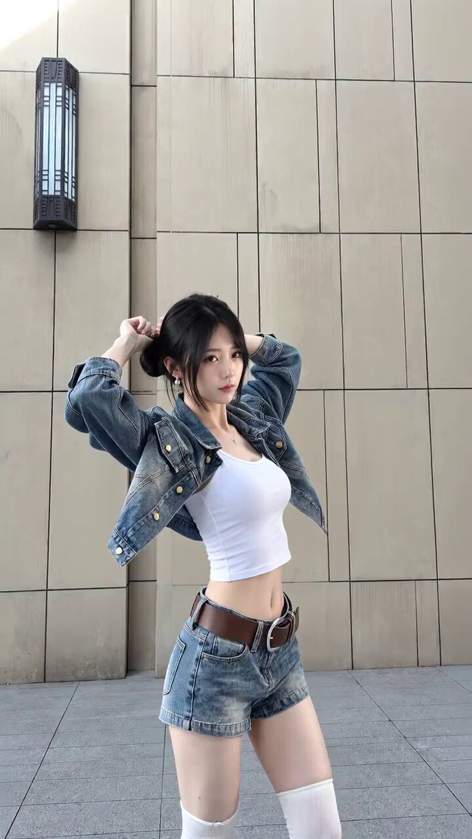 今天的天气必须浪起来，牛仔套装和天气太搭了☀️ · AIVideoHub 🕊️