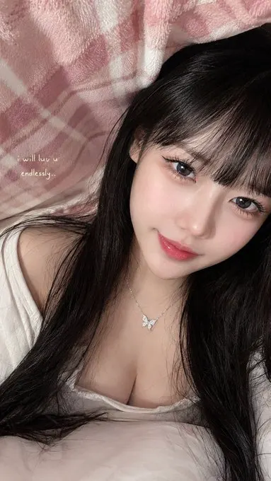 掀开被子，发现女友在等你❤️ GPT IMAGE2 提示词： 9:16 竖版，室内床上近距离自拍 × 女朋友视角 × 柔和居家写真 × 超写实真人摄影。一位 … · AIVideoHub 🕊️