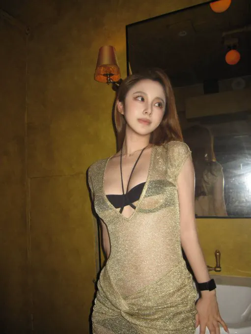 她站在洗手台前把衣服一点点褪掉 裙子掉在脚边时，你已经硬了 灯是黄的，裙子是湿的 她低着头坐下去，不让你拔出来 整根吃进去，边哭边让你操烂她 这种画面不用找 … · 反差宝宝