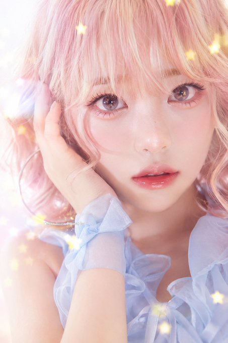 キラキラボンバー✨ ◆顔Prompt 顔を画面中央からわずかに右へ寄せ、額、両目、小さな鼻、半開きの唇、首筋、左肩までで画面をほぼ埋める。頭頂部と右側の髪、両… · AI Girl's Photo Studio