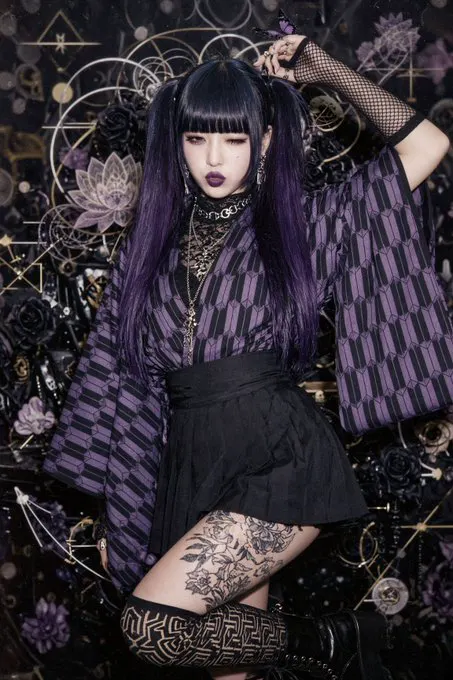曼荼羅ゴシック2 元がKPOP色がつよかったのでもっと和柄ゴス寄りに衣装と髪型を変更。ボトムをスカートにするかボディスーツにするか迷います。それにしてもGro… · AI Girl's Photo Studio