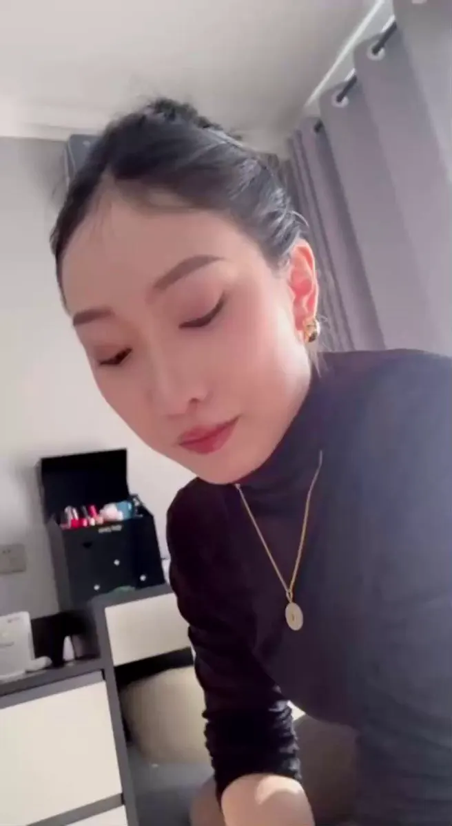 【富婆酒吧约男模】真实记录爱了爱了，这颜值得多高才能让富婆这样吃鸡吧啊？有钱真好，连逼都是定期保养，稍微一摸就水尿巴汤的，不给钱我也愿意操啊，气质真的好，不知… · 欧拉旅行