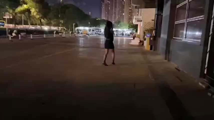 【老公就是他强暴我，给我打死他】尾随极品少妇回家，入室强上逼迫她做爱，没想到她老公无聊打开家里监控一看，立马冲了回来，开门就看到老婆，正在被我按在桌子上操，我… · 安妮鸭