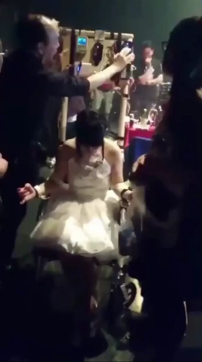 【老婆婚纱系列群P】刚入圈的老婆上来就被大尺度暴力整活，绑在椅子上被单男轮流点击阴蒂，轮流毒龙舔菊花，舔蛋蛋，绝对的天生母狗圣体，露脸群P！ #少妇 #多人群… · 安妮鸭