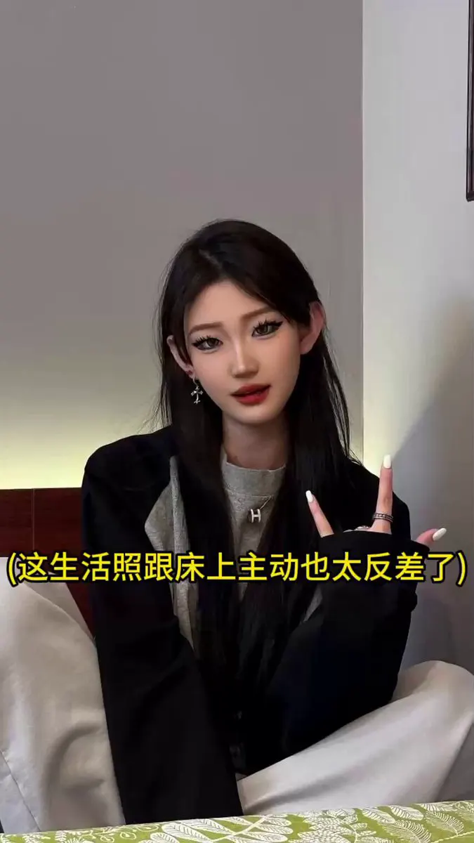 【卧槽我第一次见这么猛的女主，女上骑乘这么扭谁受得了啊】三位顶级骚货母狗，第一次见女上位这么牛逼的！还要m类型母狗用胸罩遮住眼睛，跪求主人下次买个好看的眼罩！… · 小镇姑娘