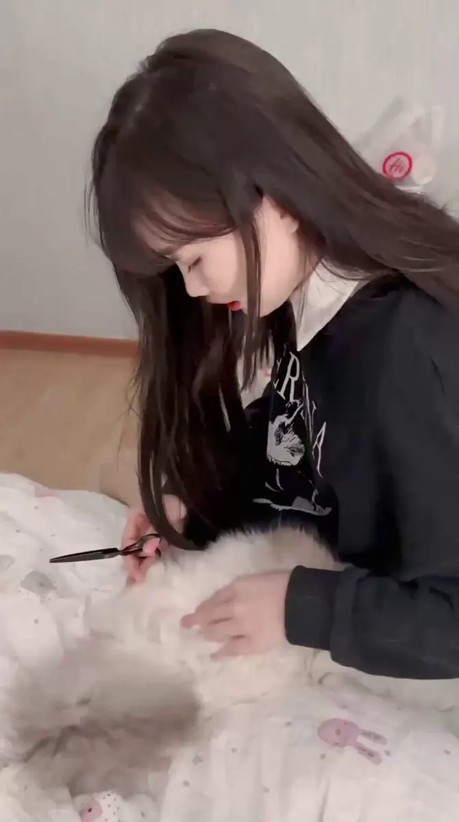 【首页精品推荐】QQ空间加的萌妹，以为是花季少女，塌腰的那一刻我像个新兵蛋子，听她说还有一个主人的时候，我就知道该内射了，舌头超级嫩疯狂舌吻太香了！蝴蝶小嫩逼… · moi酱