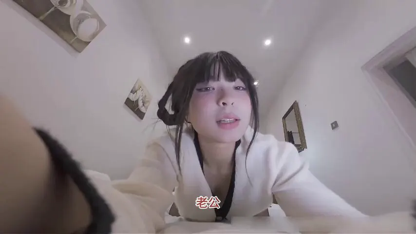 【远程操控老婆视频记录】如果你老婆不同意绿帽，可以试试这个方法，提前给老婆找好的肌肉体育生在酒店等候，让老婆不穿内裤单独赴约，再记录下来经过，没有旁人的出轨，… · 迷人的姬儿
