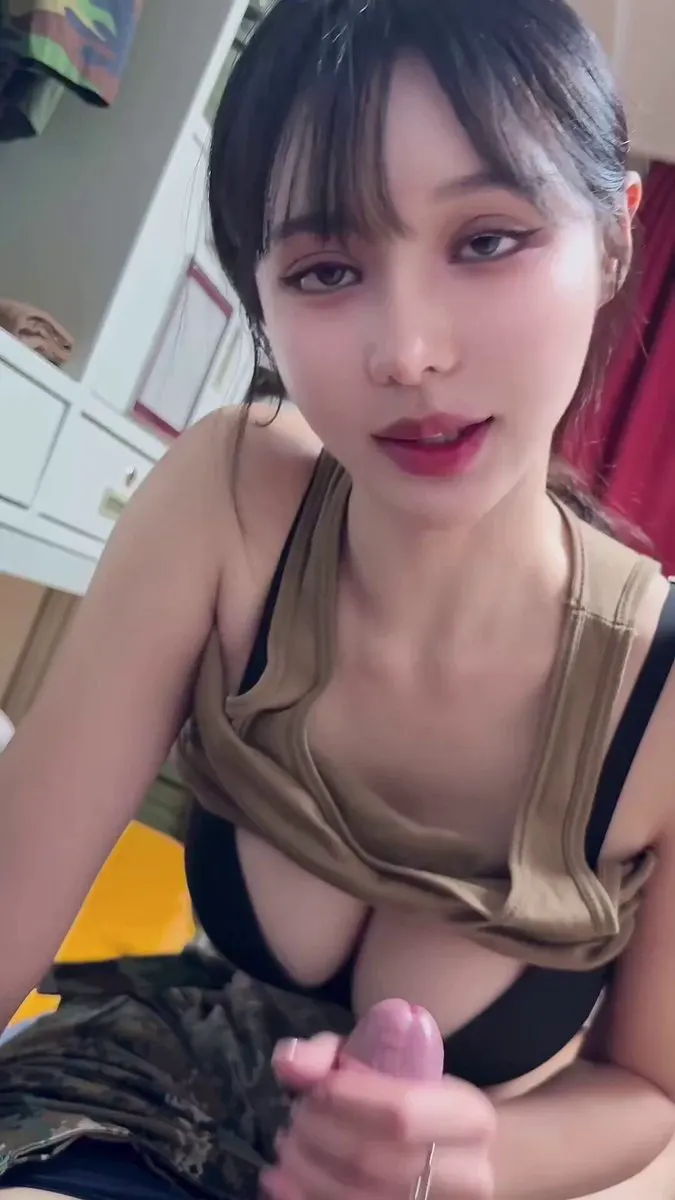 【卧槽居然操出血了！鸡巴拔出来时候两个人都吓到了】颜值天花板的清纯女神，穿着巨乳装，这侧颜简直是封神啊！百看不厌，纯天然的真的美爆了！ #精选 #巨乳 #完美… · 迷人的姬儿