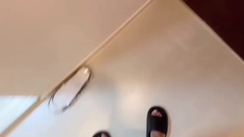 【既然要追求刺激，那就贯彻到底！直接在别人面前做爱！】老婆出门后性感女老师来帮她复习功课，没想到爸爸竟然当着她的面偷偷操老师！最后还无套内射了！ #内射 #女… · 米妮同学