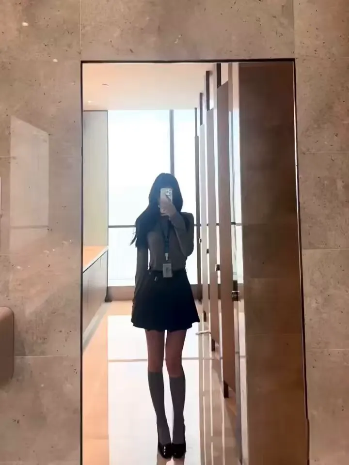看看穿搭 x居然发不了live！ · 系好安全戴女士