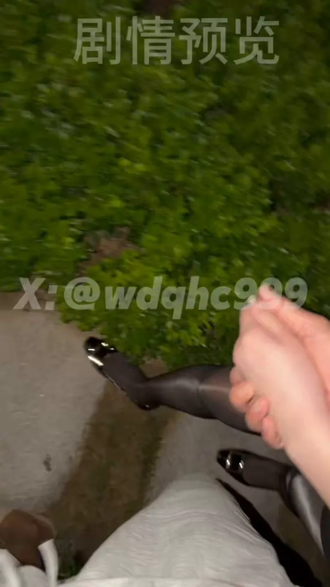 桃子🍑不在家，偷偷约大奶妹做爱，结果被捉奸在床！ 桃子推开门看到我们在做爱，生气的跑了! 我赶快给桃子打电话，叫她回来，但是鸡巴仍然插在小穴里不愿意拔出来！🥵… · 我的枪好长啊