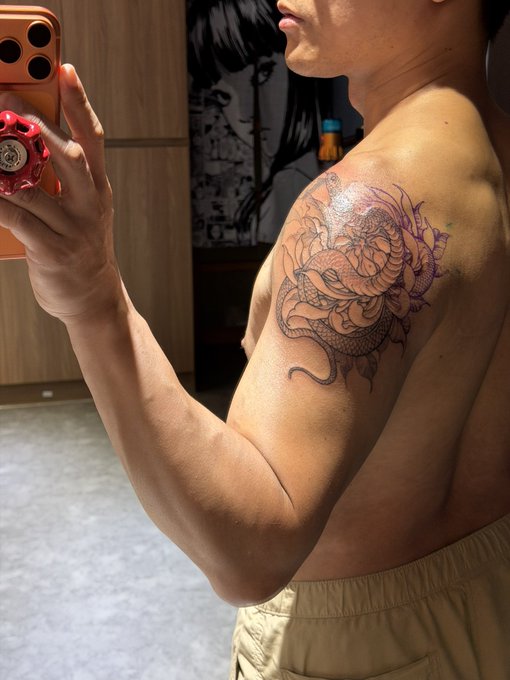 迎來人生第二個刺青欸❤️ My second ink is nearly done.❤️ 師傅的ig: alphaink.jason67 alphaink.v… · 漢生 Hanson