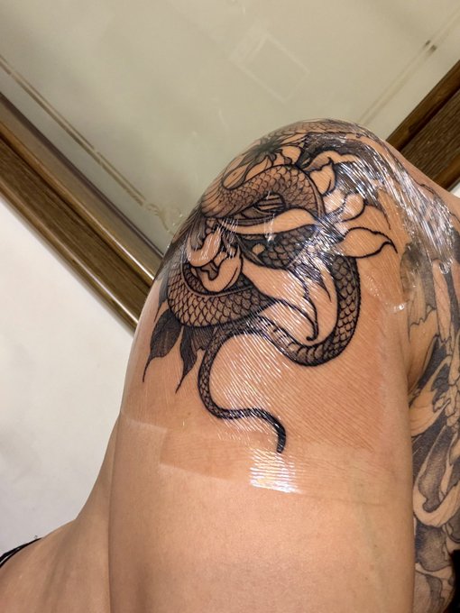 我刺青經驗不多，但兩次都被照顧得很好 這個膜很重要 昨天刺完回到家正常洗澡，今天邊角維持緊繃，完全防水 據說這個膜的品質落差不小，我的確也看過朋友隔天就脫落一… · 漢生 Hanson
