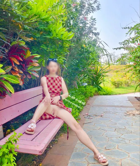 阳光有点热，裙子又有点短…… 坐这里吹风的时候，风好像故意往里钻。 偶尔听到不远处有人说话，又很快被风吹散。 你若刚好走过来，我会羞红了脸😛 @KazamaT… · 迷人的小婊砸