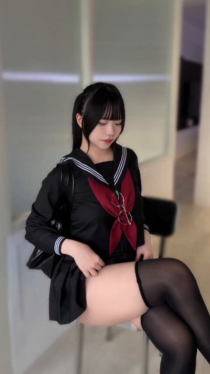 どこ見てるの？ · リリ♡