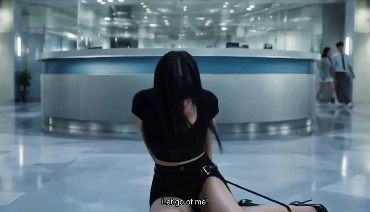 黄果短剧 独家原创 《真人奴可梦训练大师》 EP03 玻璃外全是人在看， 墙上锁着嘴硬的校花， 等待着被驯化。。。 更多精彩内容，尽在黄果官网：https:/… · 黄果短剧