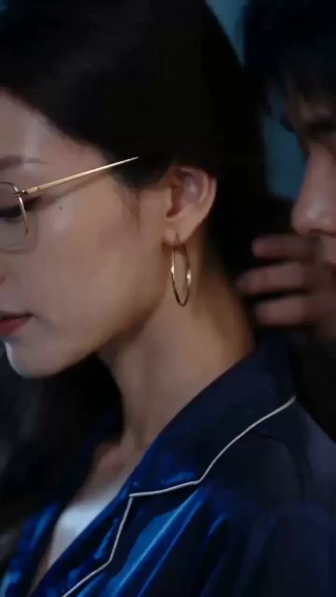 黄果短剧 独家原创 《网调我的冰山妈妈》 EP03 这场关于支配与服从的秘密游戏， 母子之间一次次试探，极限关系拉扯～ 黄果制作师@ubxk7b作品。 #网调… · 黄果短剧