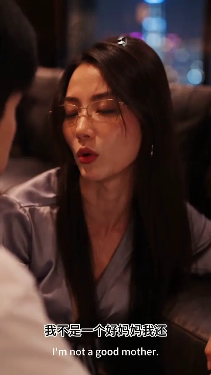 黄果短剧 独家原创 《网调我的冰山妈妈》 EP06 首次线下潜入，面对冰山母亲，一夜三次，疯狂驰骋！ 黄果制作师@ubxk7b作品。 更多精彩剧集，官网第一时… · 黄果短剧