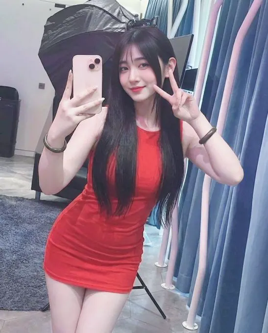 wataa 上一秒明明好好的 下一秒秒變成誘惑的小惡魔 這絕對不是事後照唷🤣🤣🤣 · 別笑我肥瑾