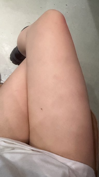 我用大腿夾到一隻蚊子 · S H