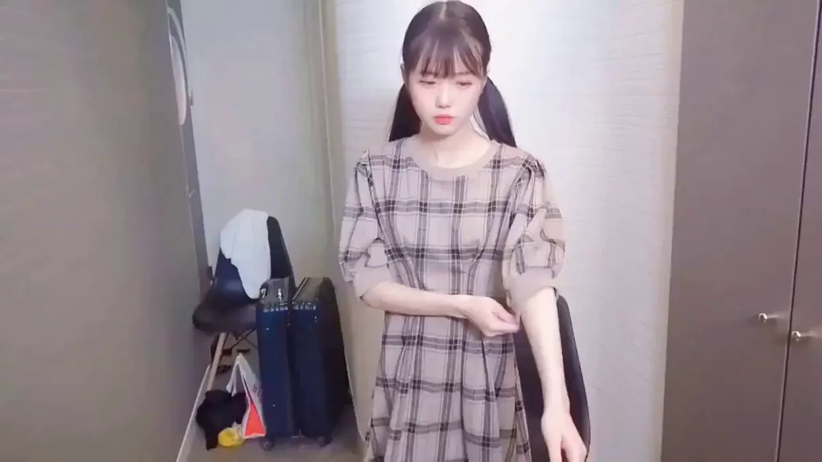 18岁刚刚成年嫩的出水的白虎BB~ 萝莉控的福音！！ · 奶白樱桃酱