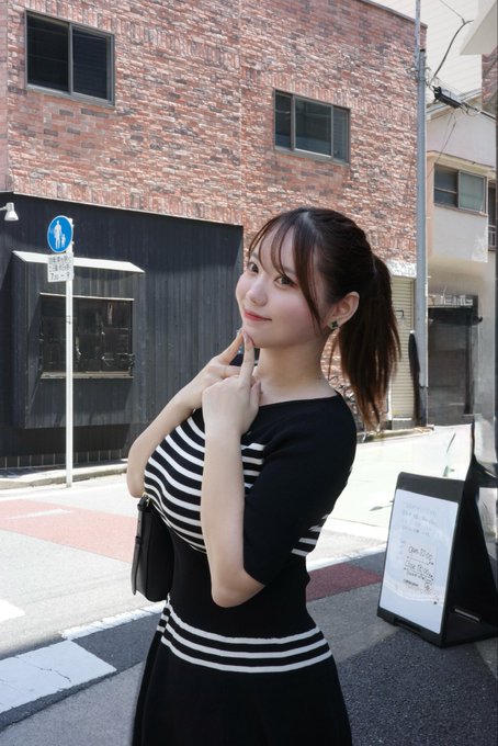 「ねえねえ」って呼んだら振り返ってくれた、みたいなポーズ🤭 · まりちゃん
