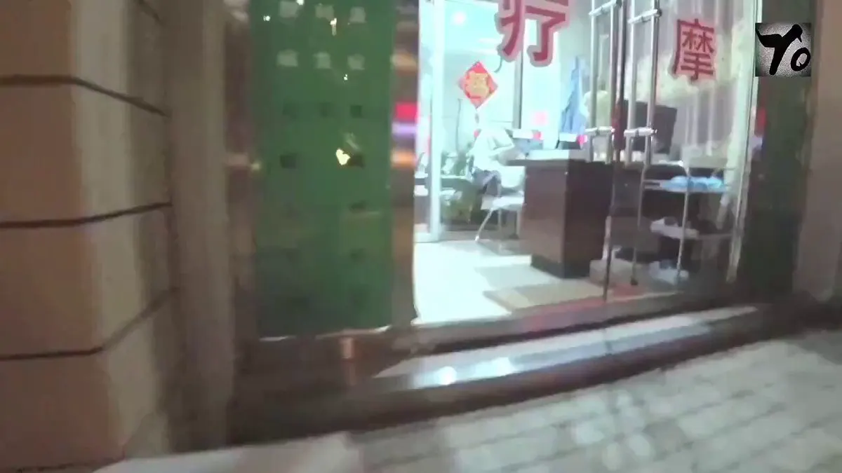 按摩途中老婆主动出击 各种手撸，主动口活，估计老板太激动了，无套插入后听到老婆被干的嗷嗷叫🥵🥵🥵 · 91俱乐部