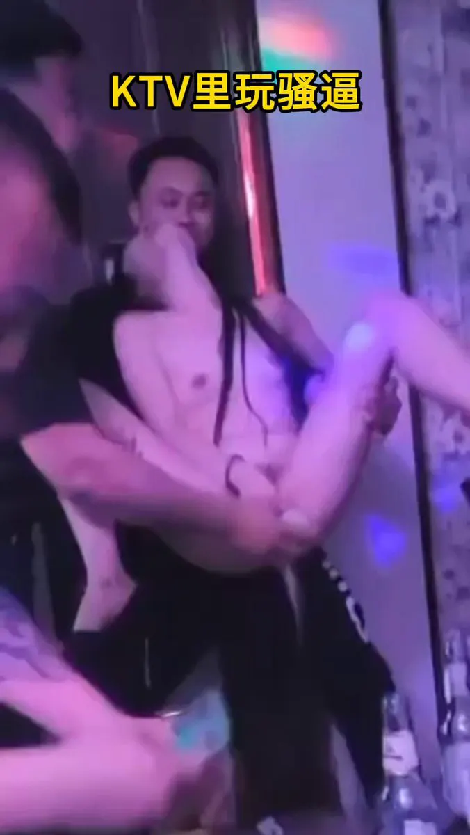 玩归玩 闹归闹 KTV里别拍照！ 这骚逼往里灌了多少瓶啤酒？ 爸爸关注我！ · Movie studio