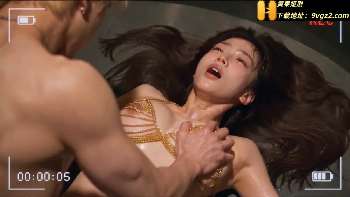 《高三爱情故事》EP31完整版主页置顶 小雅在噩梦中惊醒，发现自己身处一间陌生的房间，被十几个大叔围在中间，老师也站在人群中，冷冷地看着她。大叔们开始动手动脚… · 禁果ai短剧
