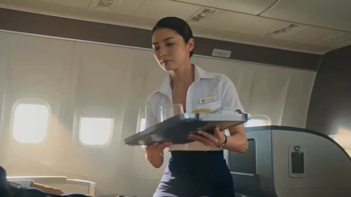 头等舱高空飞行，黑发盘发空乘俯身靠近男性乘客 【点击主页链接下载App更多精彩】 #AI短剧 #成人短剧 #短剧 · 短剧速看