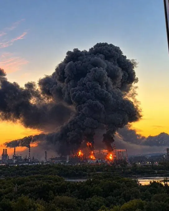 The Moscow Oil Refinery in Kapotnya burns after an overnight Ukrainian drone at… · non aesthetic things