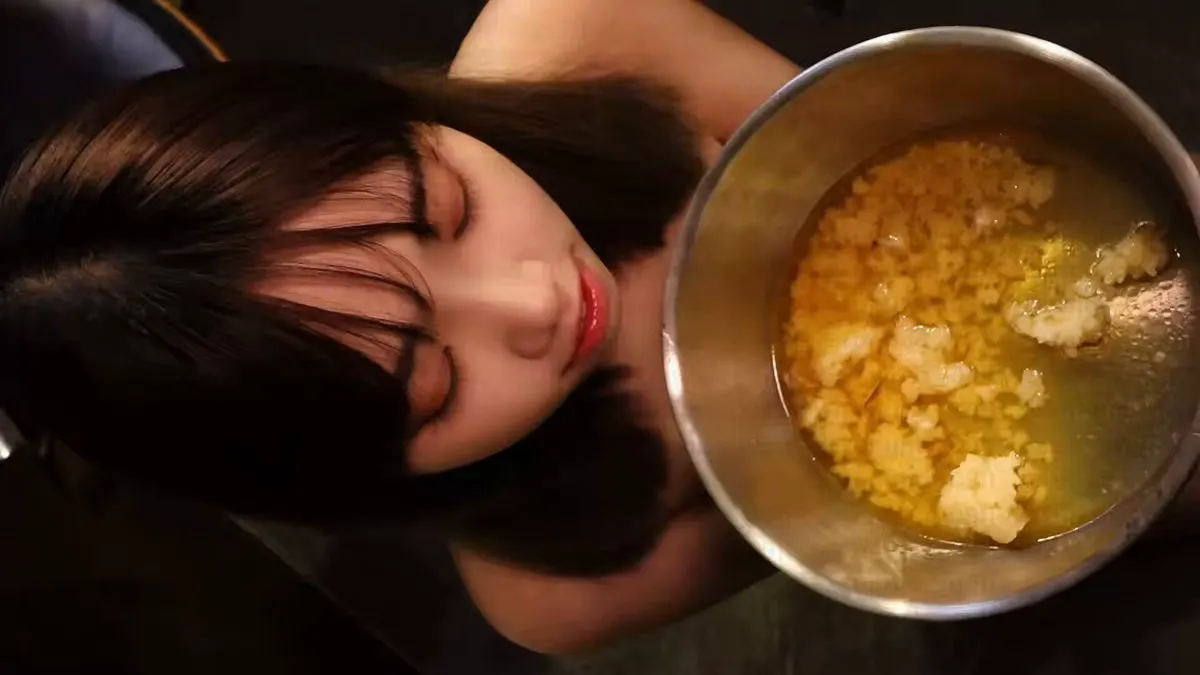 《母犬の飼養》 每日餵食一餐並伴著精液尿液， 除保持身材外還能習慣著飲尿吞精。 · Lunana🐾