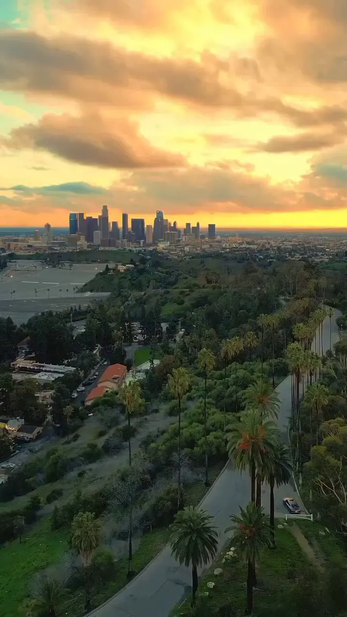 📍 Los Angeles, USA 🇺🇸 洛杉矶，美国 · 短剧速看 每日更新