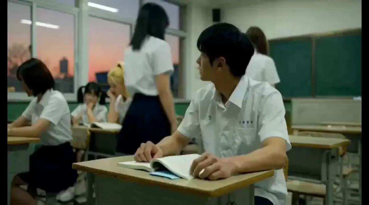 《全班地铁求生，只有我一个男生》EP06 穿越前那天，本想把情书交给苏瑶，却被老班叫走谈话……转头被沈念他们按在课桌上扒了裤子，六只眼睛死死盯着——万念俱灰。… · 短剧速看 每日更新